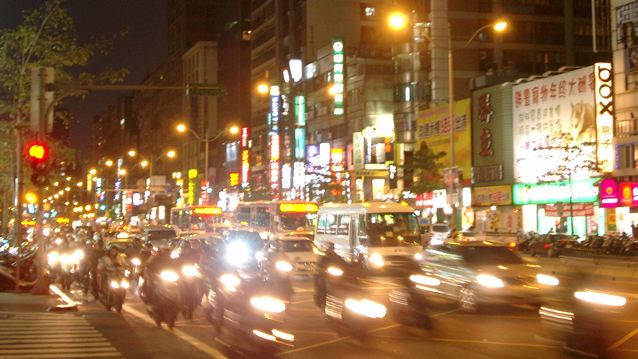 Straße in Taipeh bei Nacht