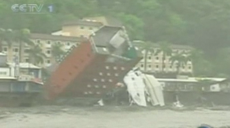 Typhoon Morakot Taiwan Hotel collapses