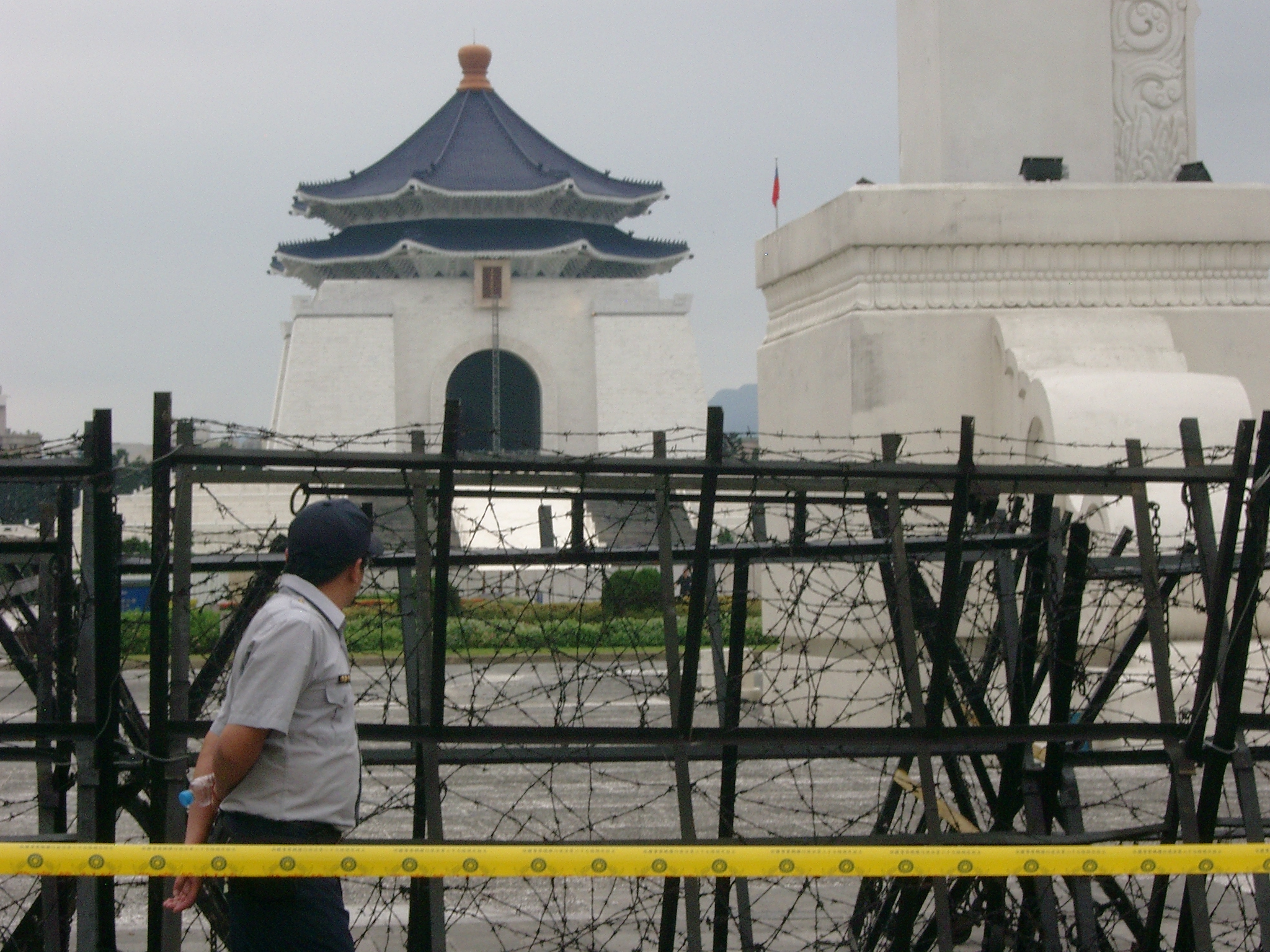 Stacheldraht und Polizisten sorgen dafür, dass die Rück-Umbenennung der Chiang-Kai-Shek-Gedenkhalle ungestört über die Bühne geht (20.7.2009)