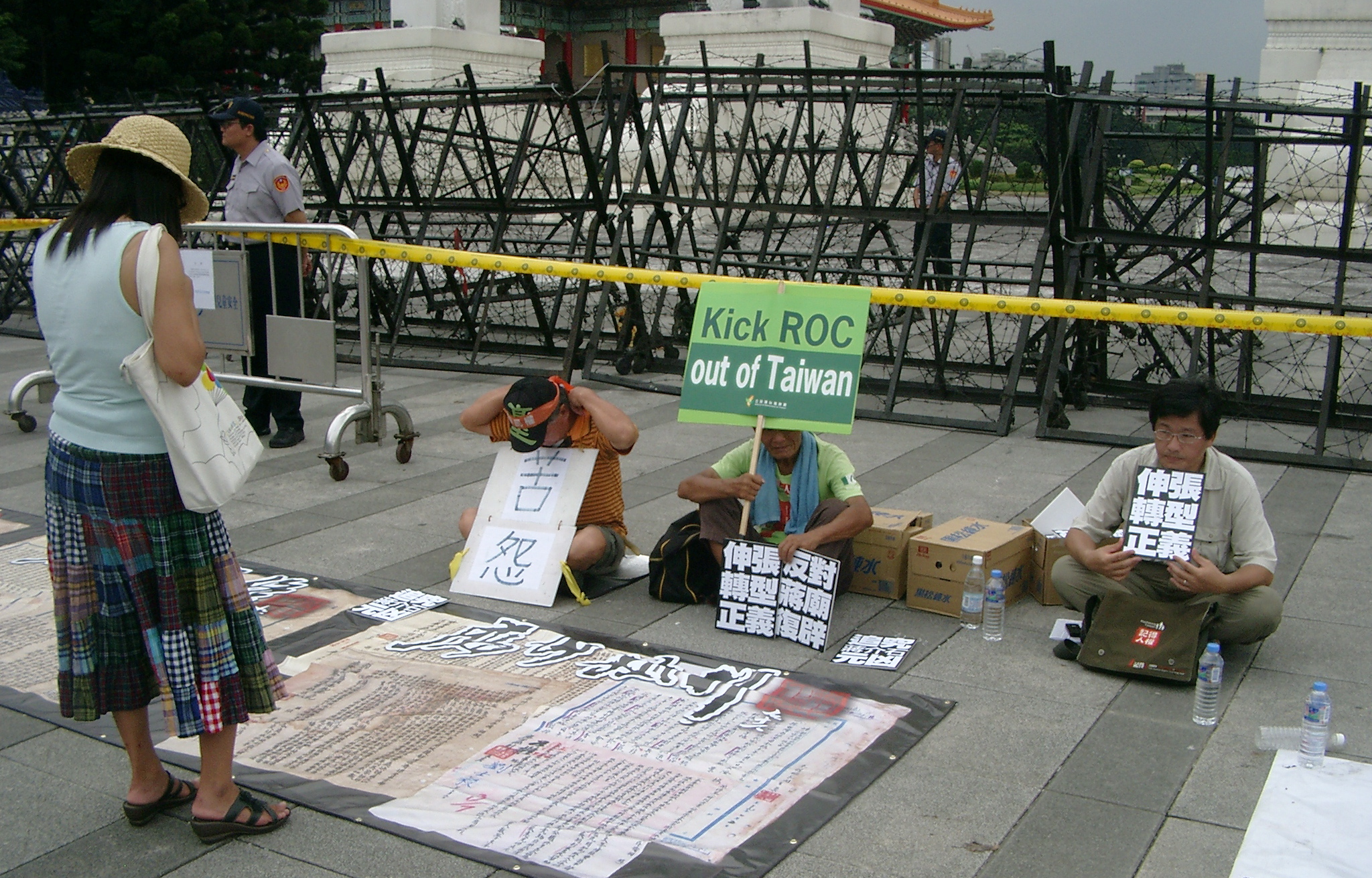 Nur wenige Demonstranten protestierten vor der Absperrung. (20.7.09)
