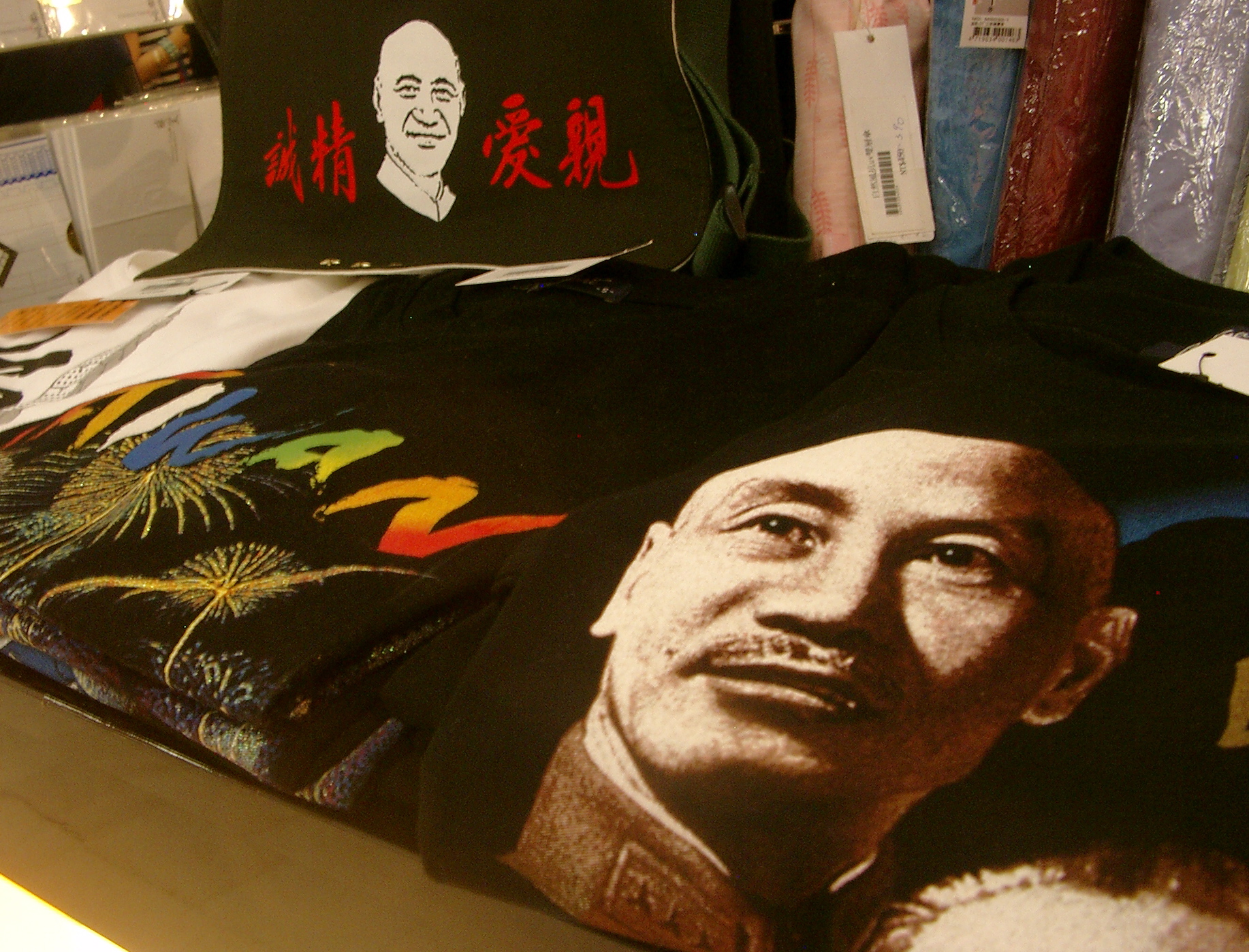 Im Souvenirshop der CKS-Halle gibt es T-Shirts mit dem Diktator zum Auf-der-Brust-Tragen.