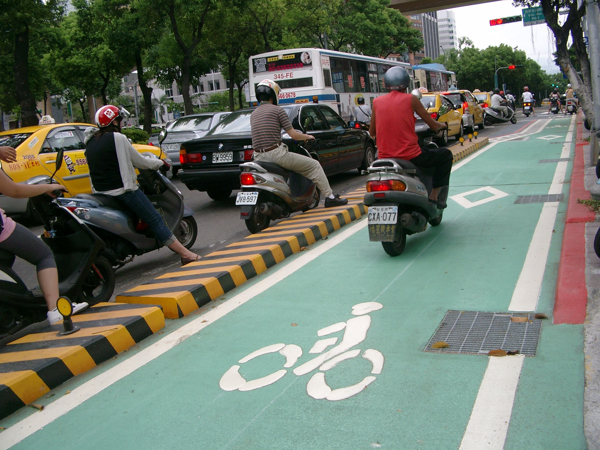 Ein Parade-Radweg, sogar mit Mäuerchen von der Straße abgegrenzt. Trotzdem eine prima Abkürzung für ungeduldige Scooter-Fahrer. (Taipeh, Dunhua N. Rd.)