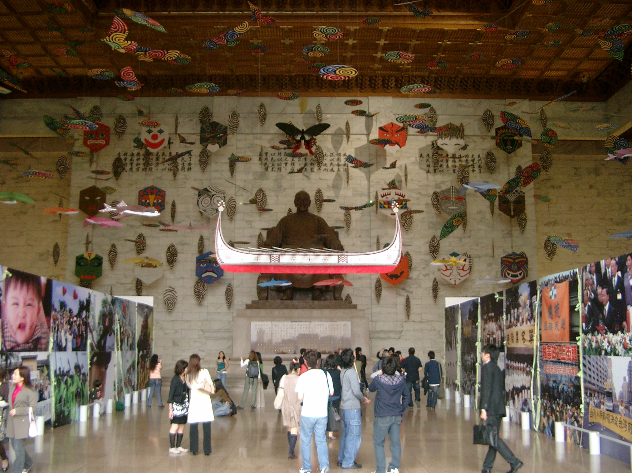 Innenraum der CKS-Halle im März 2008: Zu Füßen des Diktators eine Ausstellung über Taiwans Demokratiebewegung. Die Drachen sollten den "Wind der Freiheit" o.ä. symbolisieren.