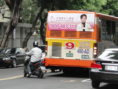 Bus Werbung Detektei Lady 007
