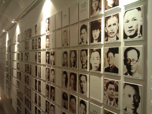 Bilder von Opfern im Nationalen 228-Museum in Taipeh