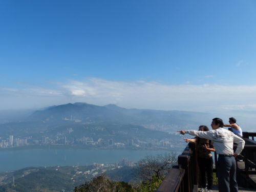 Aussicht vom Berg Guanyin Shan auf Tamsui und Yangmingshan