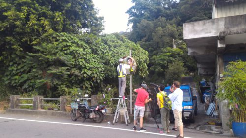 Cleaning traffic mirrors in Taiwan