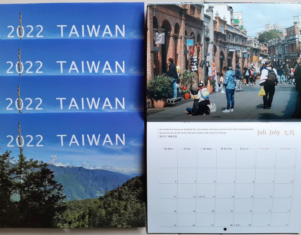Mehrere Exemplare des Kalenders Taiwan 2022 und die alte Straße von Sanxia