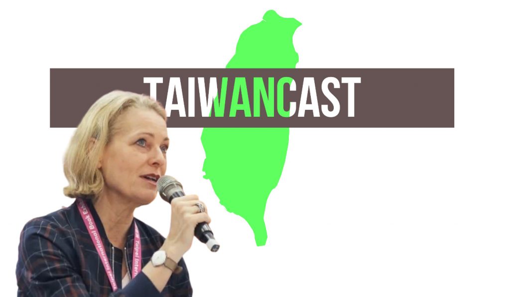Miriam Meckel spricht in ein Mikro vor dem Taiwancast-Logo