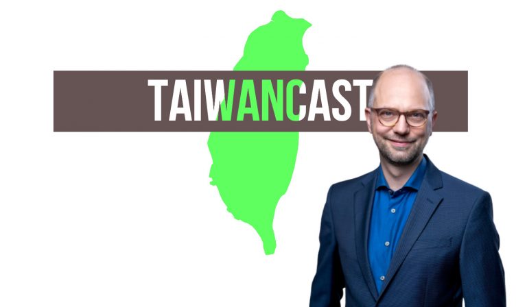 Till Steffen vor dem Taiwancast-Logo