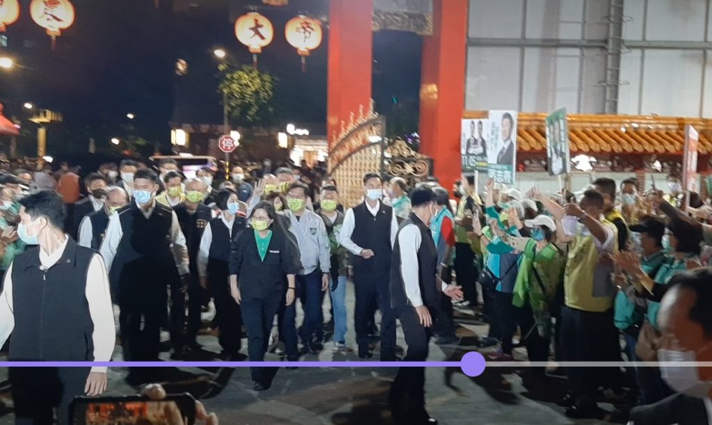 Umringt von Parteigenossen und Leibwächtern erreicht Taiwans Präsidentin eine wartende Menschenmenge