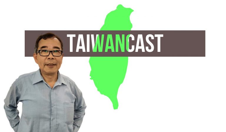 Diplomat Chen Yu-shun vor dem Taiwancast-Logo