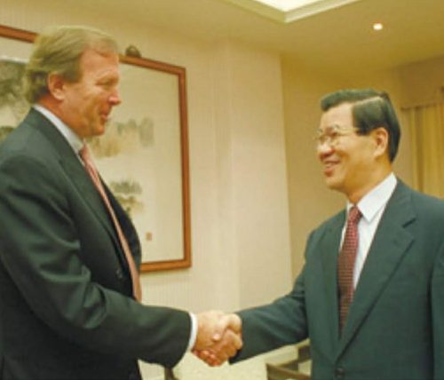 Günter Rexrodt schüttelt 1997 Taiwans Premier Vincent Siew die Hand