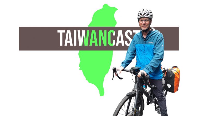 Taiwancast-Logo mit einem zur Tour ausgerüsteten Fahrradfahrer