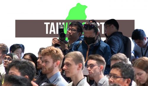 Studenten-Gruppe sitzt als Publikum vor einem Taiwancast-Logo