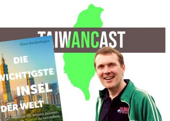 Klaus und das Cover des Buches Die wichtigste Insel der Welt vor dem Taiwancast-Logo