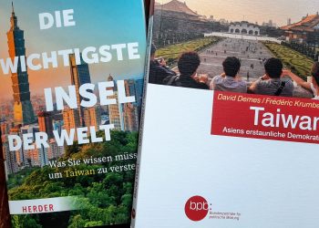 Zwei Bücher nebeneinander: Die wichtigste Insel der Welt und Taiwan, Asiens erstaunliche Demokratie
