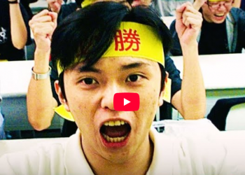 Bild eines protestierenden Jugendlichen mit Stirnband, entschlossen etwas rufend