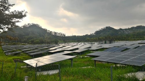 Solarzellen auf einer Wiese am Rand von Taipeh