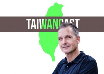 Gunter Schubert vor Taiwancast-Logo