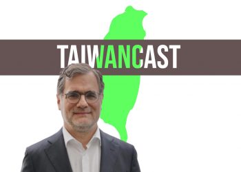 Wolfgang Schmidt ist vor dem Taiwancast-Logo zu sehen