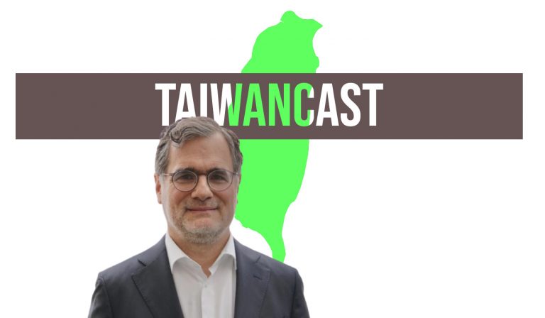Wolfgang Schmidt ist vor dem Taiwancast-Logo zu sehen
