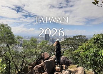 Cover Taiwankalender 2026. Eine Frau steht mit dem Rücken zu uns und blickt von einem Felsen über das Panorama von Taipei