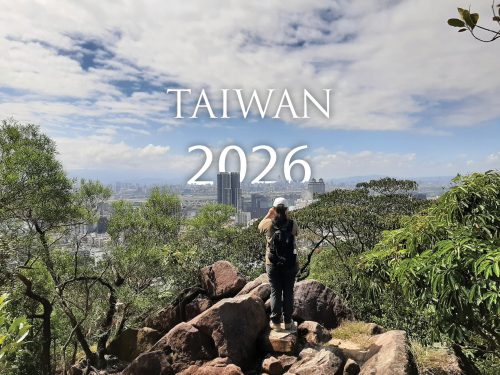 Cover Taiwankalender 2026. Eine Frau steht mit dem Rücken zu uns und blickt von einem Felsen über das Panorama von Taipei