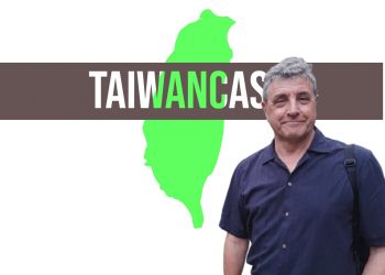 Uwe Hockenjos steht vor dem Taiwancast-Logo