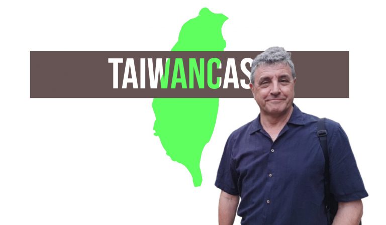 Uwe Hockenjos steht vor dem Taiwancast-Logo
