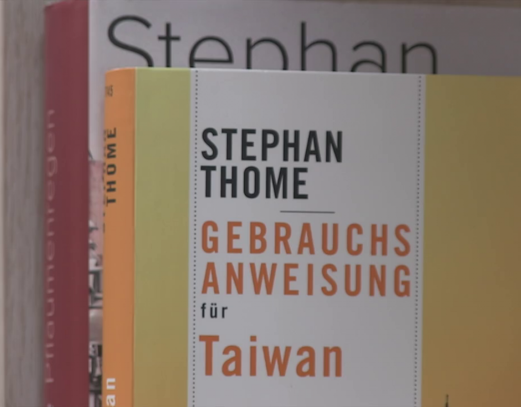Die Bücher "Pflaumenregen" und "Gebrauchsanweisung für Taiwan" stehen in einem Regal.