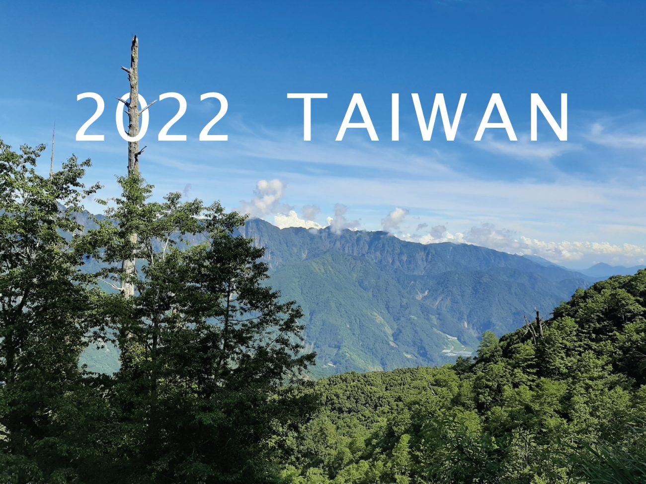 Cover des Taiwan-Kalenders 2022 mit einer Berglandschaft