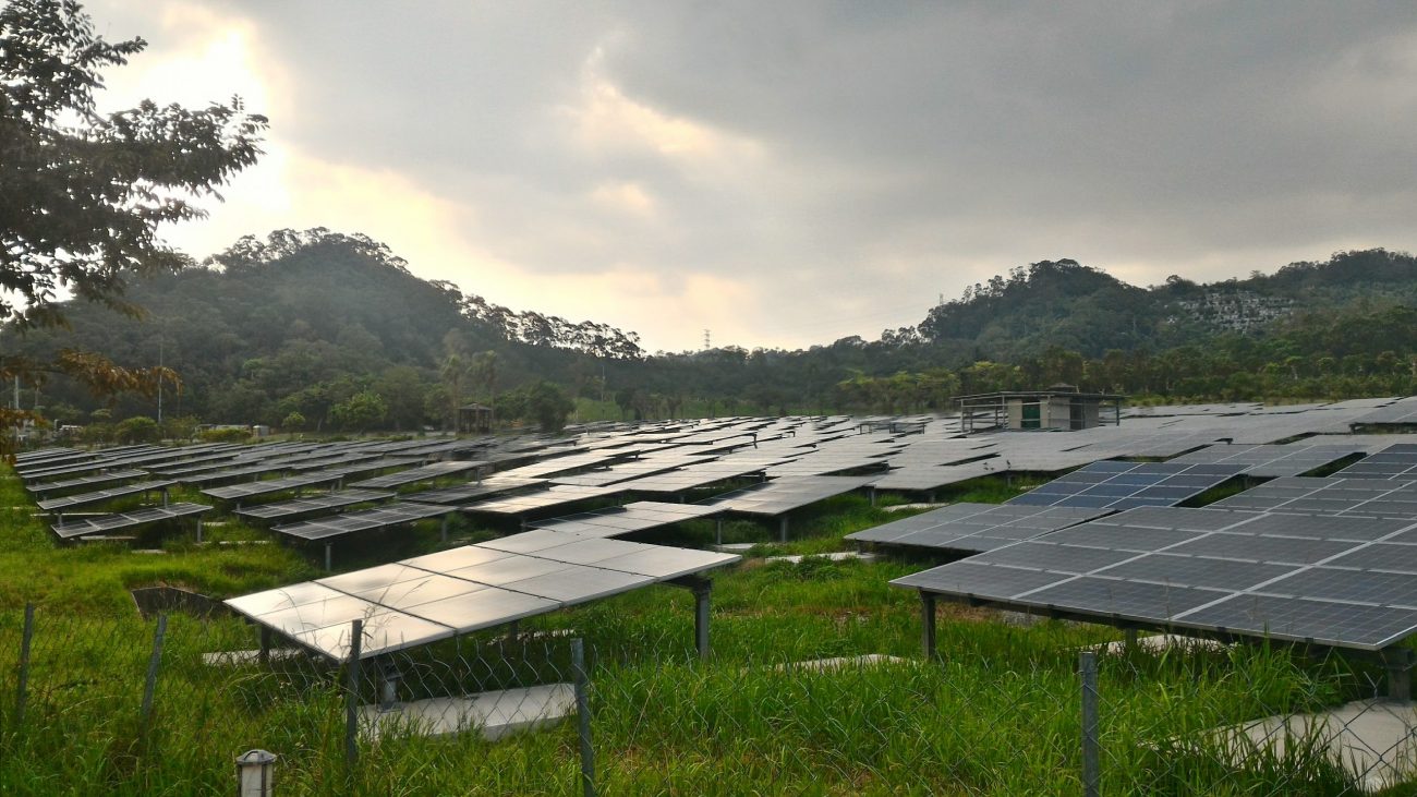 Solarzellen auf einer Wiese am Rand von Taipeh