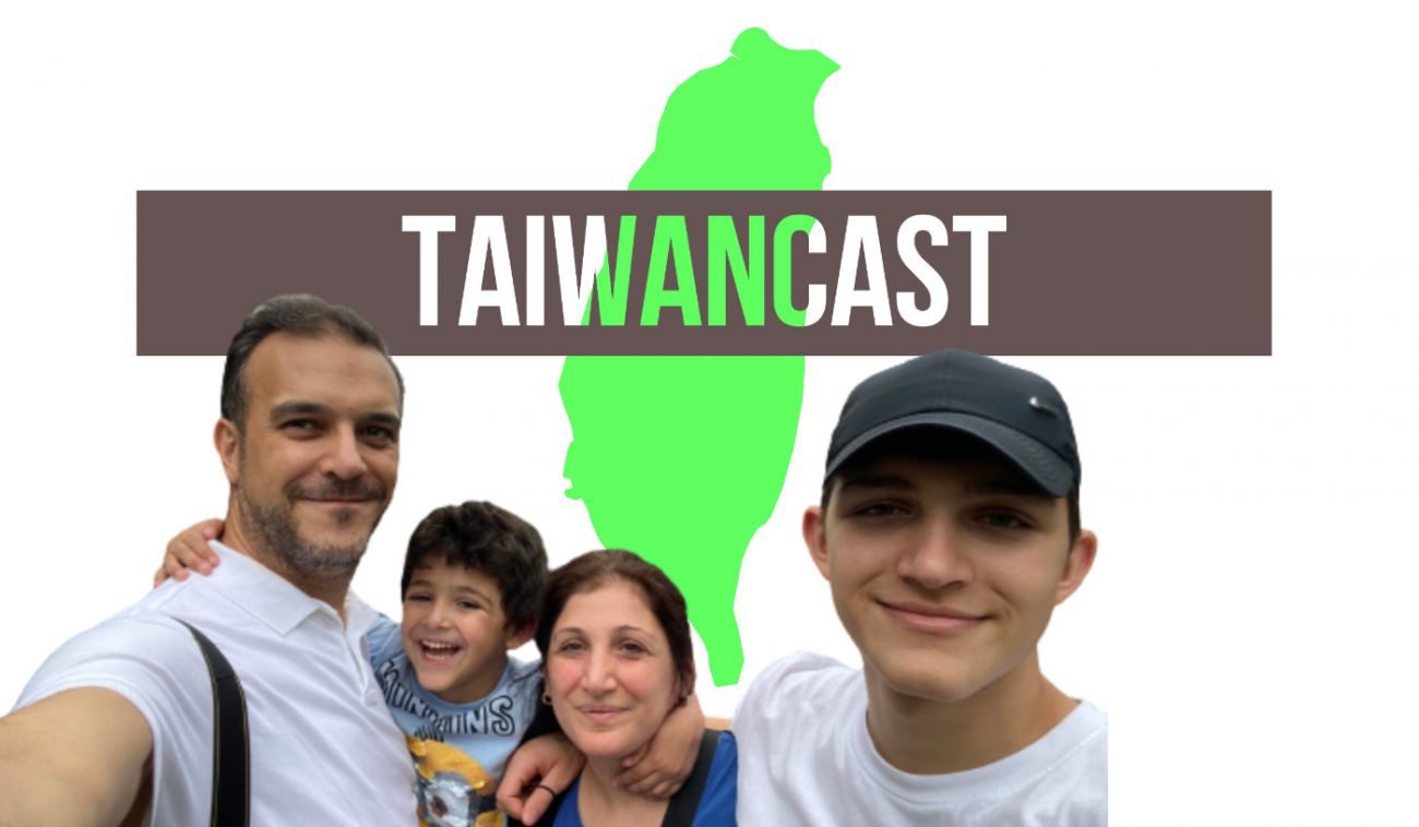 Familie Özcan: Vater, Mutter und zwei Söhne blicken in die Kamera