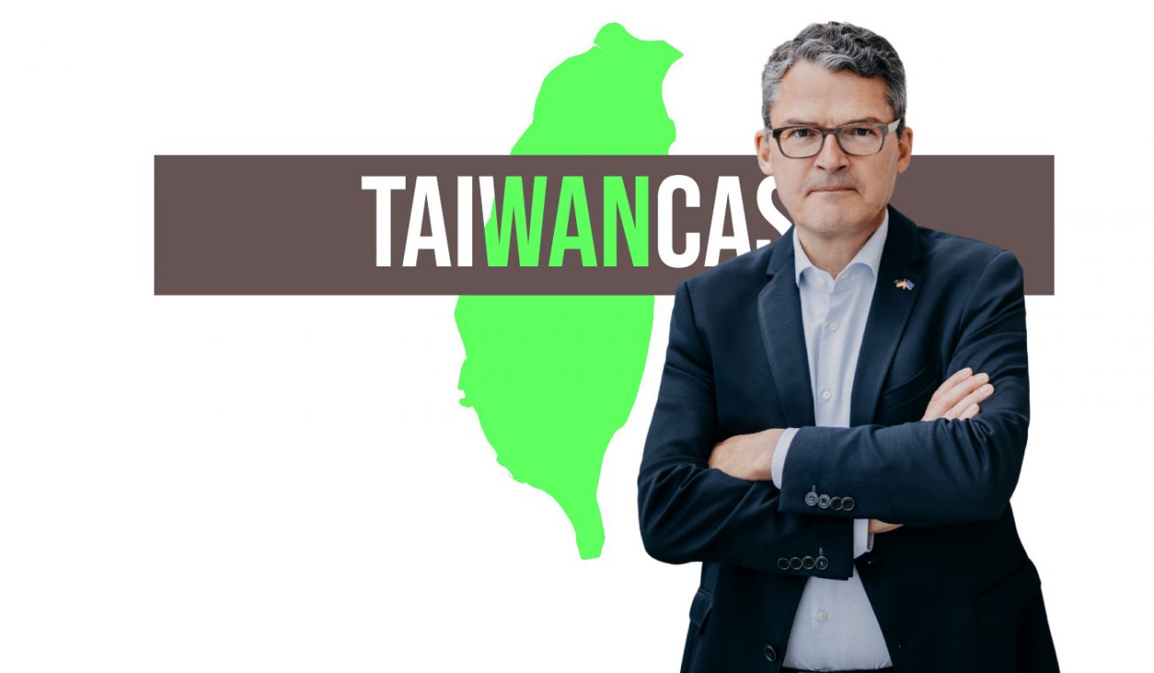 Roderich Kiesewetter steht mit verschränkten Armen vor dem Taiwancast-Logo